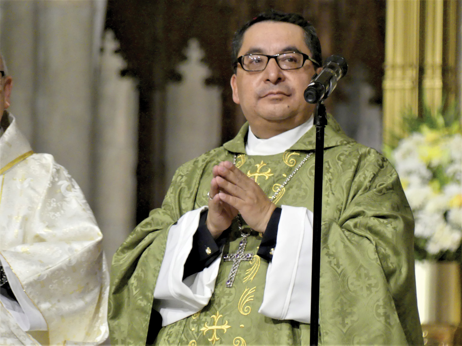 El obispo Oswaldo Cabrera de Azogues, Ecuador, servio como celebrante principal y homilista el 25 de septiembre durante la misa anual en honor de Nuestra Señora del Cisne en la Catedral de San Patricio.